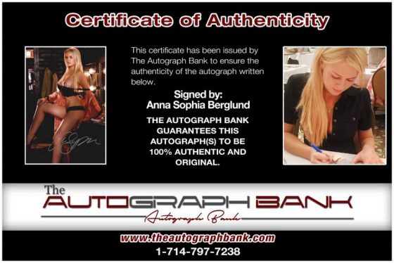 Anna Sophia Berglund signing photos