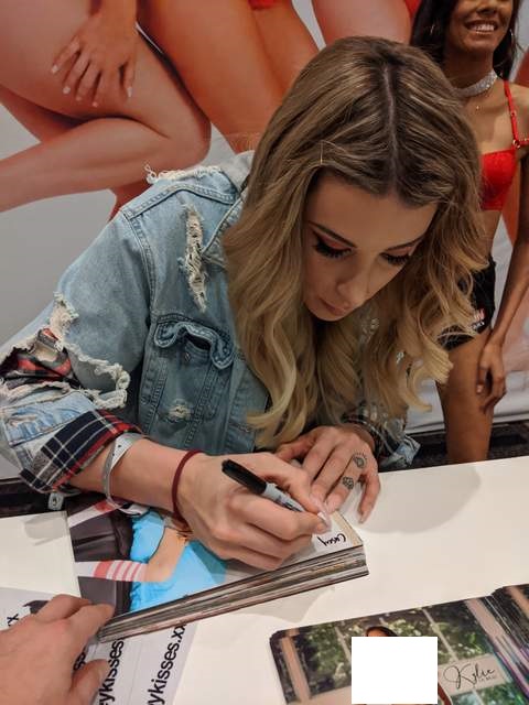 Casey Kisses signing photos