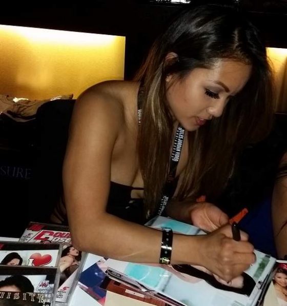 Lana Violet signing photos
