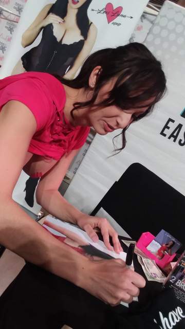 Lexi Luna signing photos