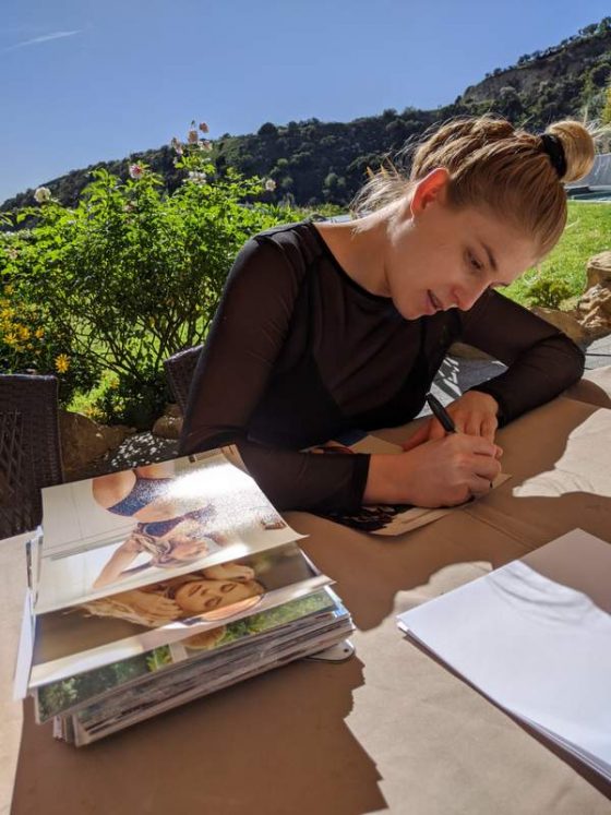 Nikki Peach signing photos