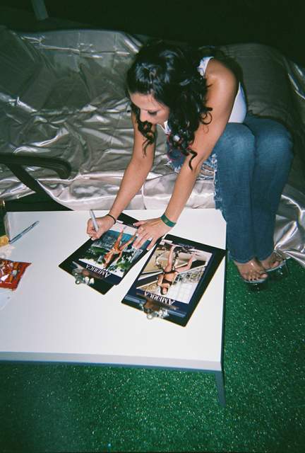 Rachel Starr signing photos