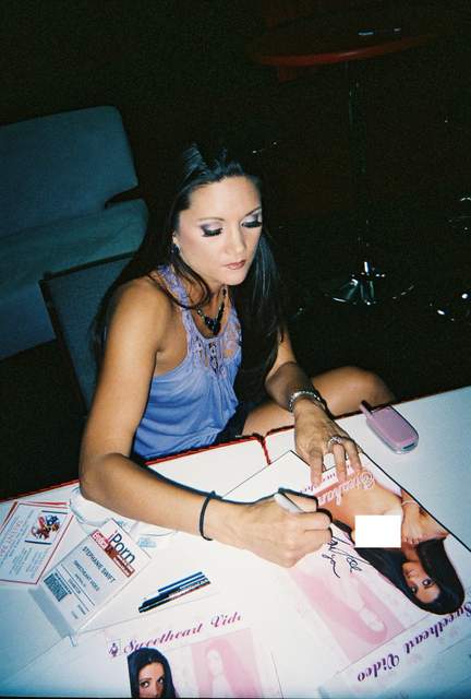 Stephanie Swift signing photos