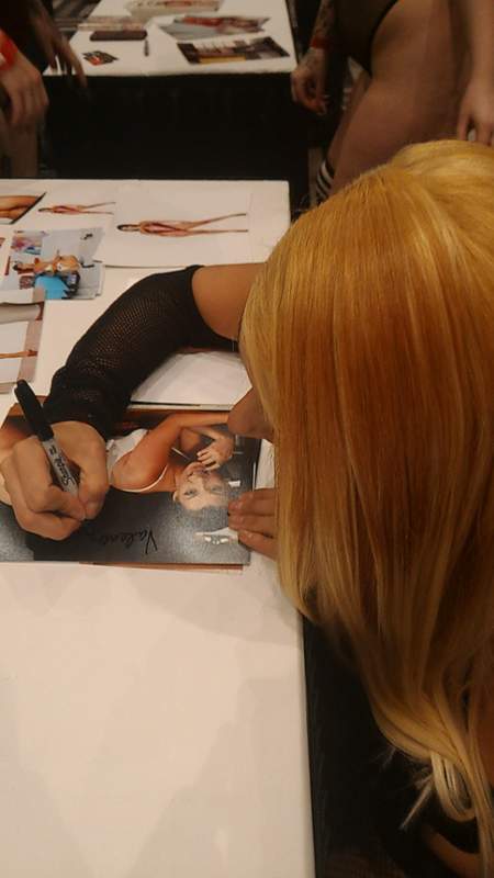 Valentina Jewels signing photos