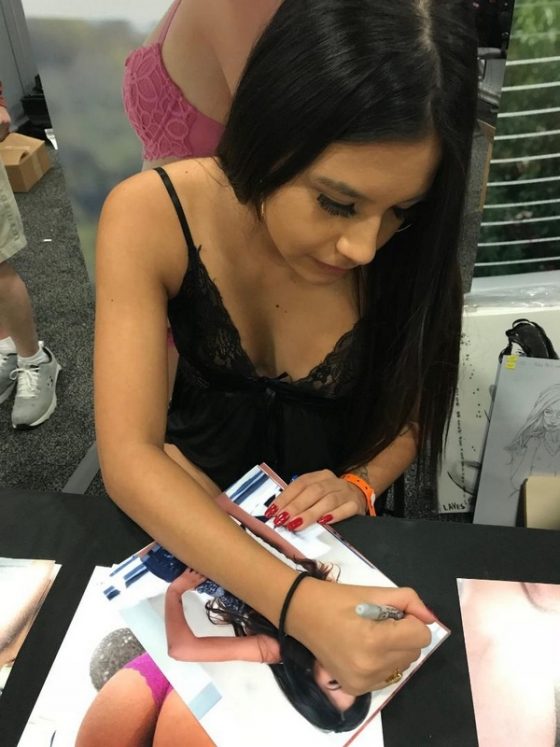 Zaya Cassidy signing photos