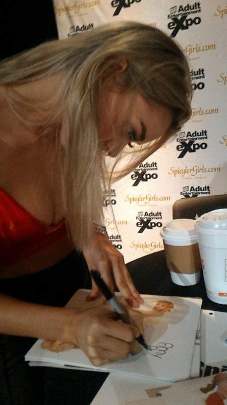 Anny Aurora signing photos