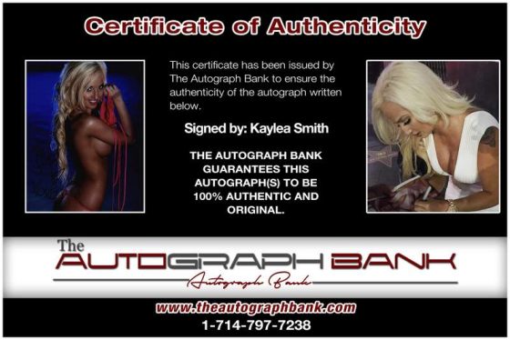 Kaylea Smith signing photos