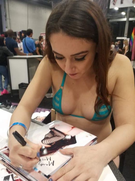 Mandy Muse signing photos
