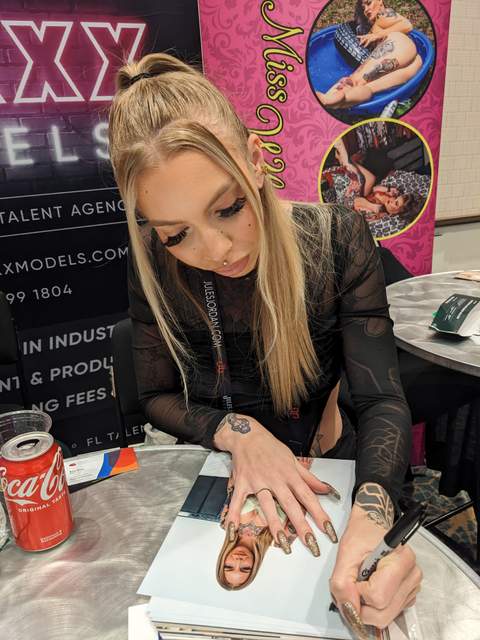 Cassidy Luxe signing photos